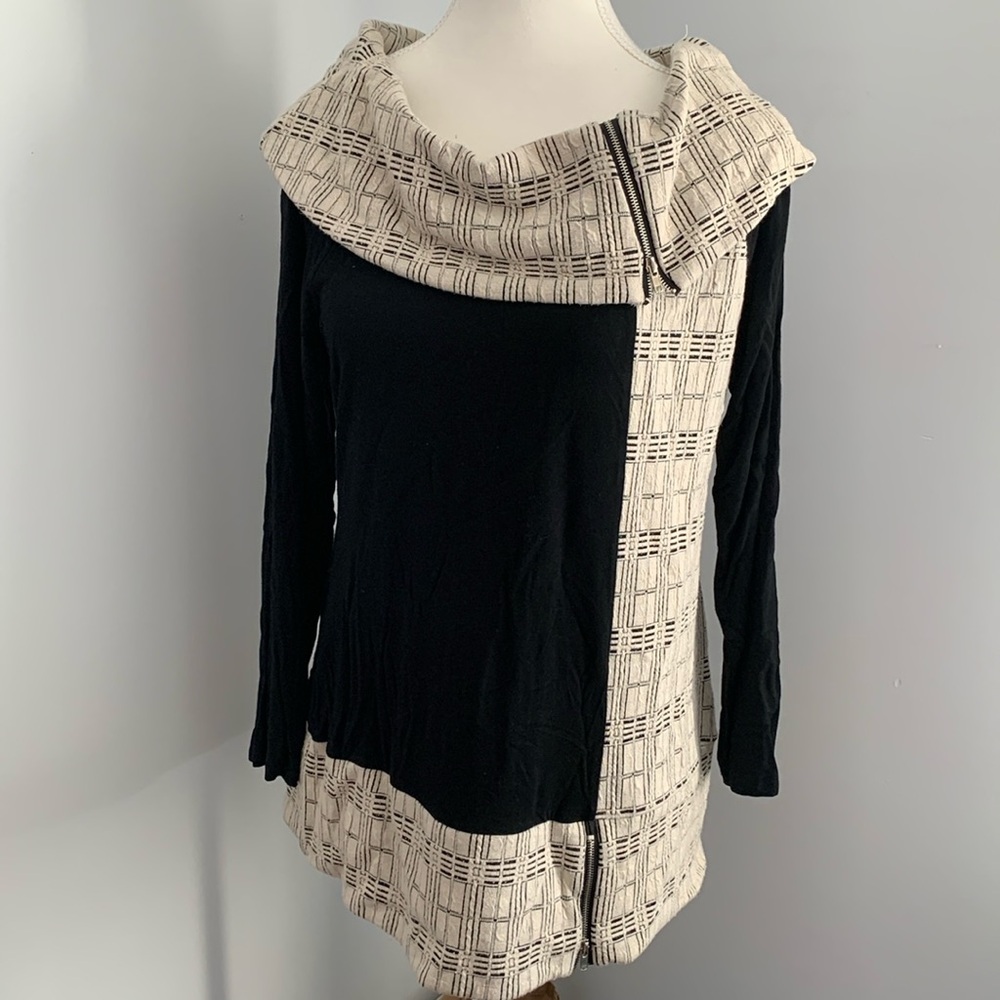 Sweater in attractive color-blocking look.